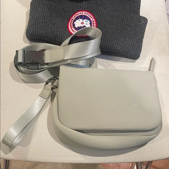 New Seafoam Green Crossbody Bag with Adjustable Strap Wristlet - Picture 1 of 12